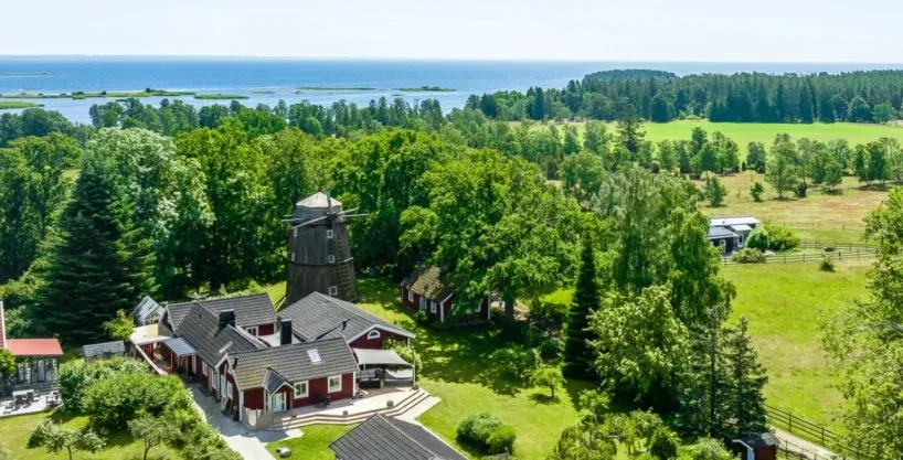 Ferienhaus mit Schwimmbad am Meer in Småland
